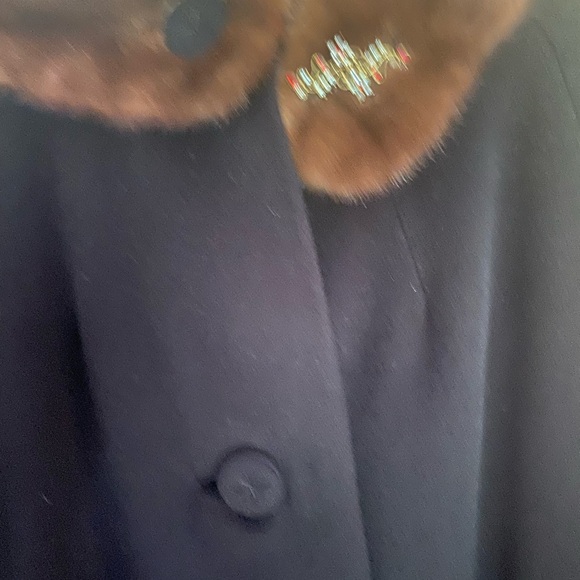 Elegant Black cashmere Coat with Brown Fur Collar - Picture 2 of 3